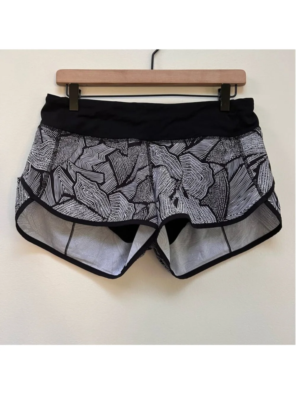 Lululemon Speed Short 2.5” Dottie Tribe White Black Size 6 Running Shorts